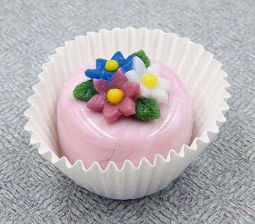 Click to view detail for HG-226 Petit Four Flower Nosegay $58